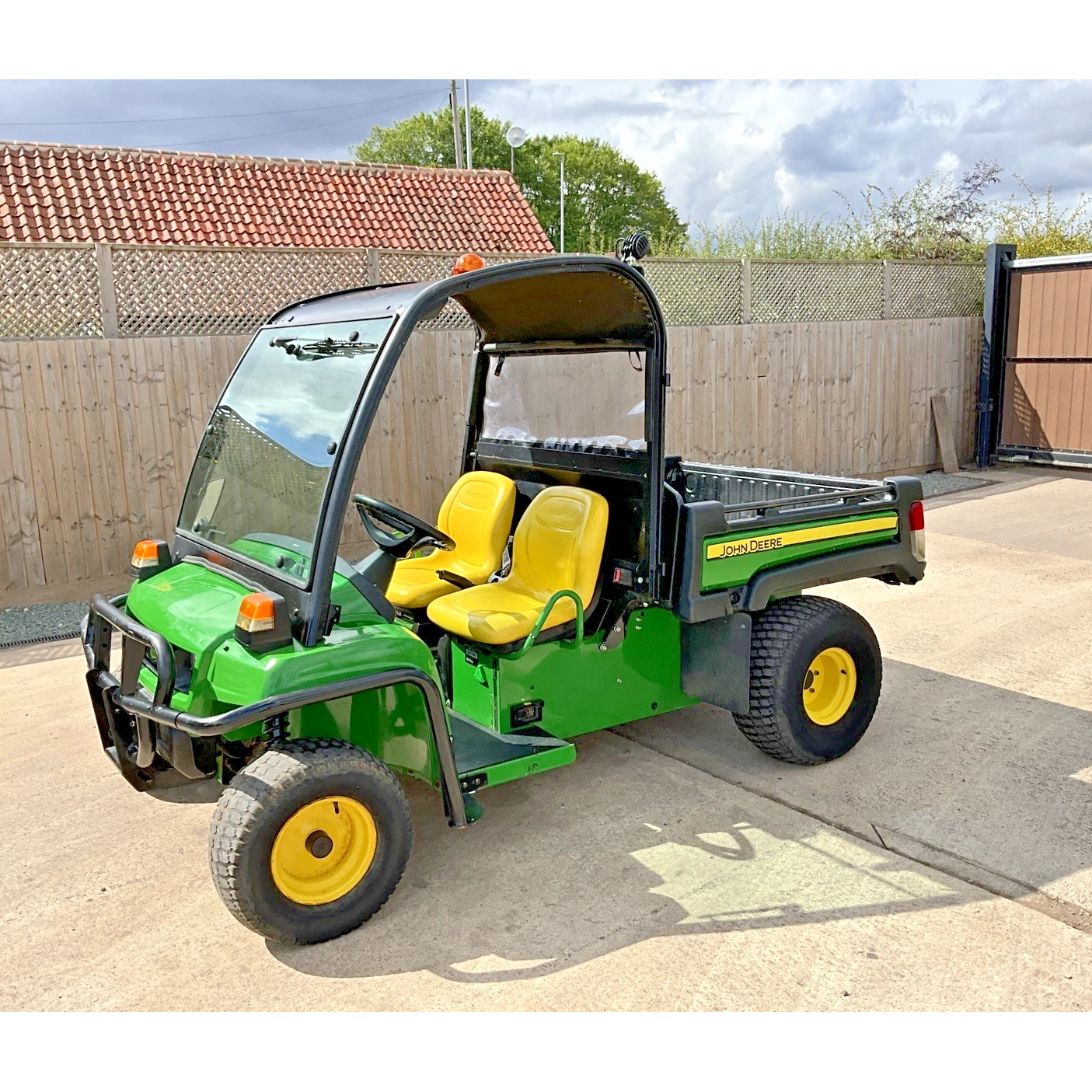 2018 JOHN DEERE 4X2 E GATOR
